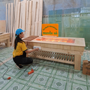 Nguyễn Hà kiểm tra giường đá muối trước khi giao khách.